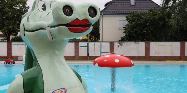 Ein Wasserspeier im Aussehen eines großen freundlichen Krokodils.