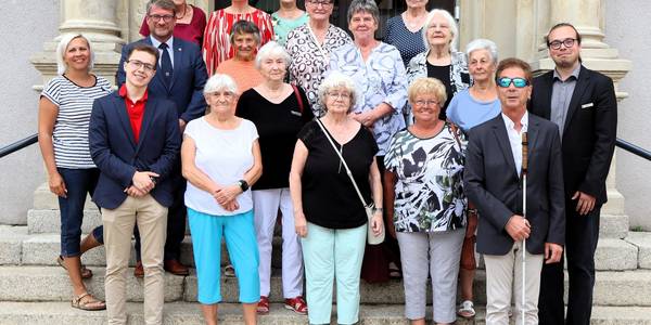 Die Grünen Damen und Vertreter der Einrichtungen beim 20-jährigen Jubiläum vorm Rathaus.