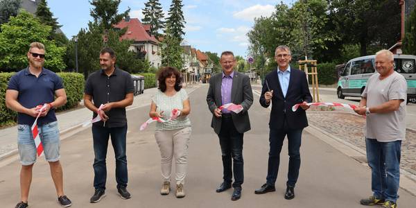 v.l.n.r.: Sascha Nichelmann (Planungsbüro), Frank Lippold (Bauleiter), Ines Scheffler (Sachgebiet Tiefbau), Uwe Scholz (stellv. OB), Thomas Bolz (Bereichsleiter Technik Stadtwerke) Denis Lenhart (Abteilungsleiter Netze Stadtwerke)