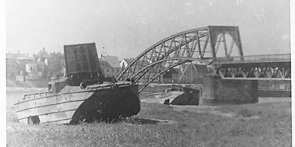 Zwei amerikanische Amphibienfahrzeuge (GMC DUKW, "Duck") auf der Grünewalder Seite. Im Hintergrund die zerstörte Elbbrücke“, 1945. © Stadtarchiv Schönebeck (Elbe) Zwei amerikanische Amphibienfahrzeuge (GMC DUKW, "Duck") auf der Grünewalder Seite. Im Hintergrund die zerstörte Elbbrücke“, 1945.
