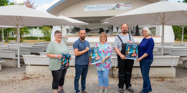 Foto: vLnR – N.Breitenstein (CJD Salzlandwerkstätten), Steffen David (CJD Salzlandwerkstätten), Sibylle Schulz (Betriebsleiterin SOLEPARK), E. Gerstner (CJD Salzlandwerkstätten), Anita Bader (Geschäftsführerin Mitteldeutsche Kammerphilharmonie Schönebeck gGmbH)