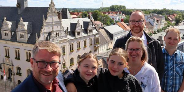 Oberbürgermeister Bert Knoblauch (l.) begrüßte gemeinsam mit Jeff Lammel (r.) Emilia Sachse, Ella Brüggemann, Heike Sachse und Tino Nicolai auf dem Salzturm. © Stadt Schönebeck (Elbe) Sechs Menschen stehen auf der Rundgang des 37 Metern hohen Salzturmes.