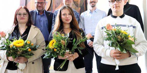 Begrüßung der neuen Auszubildenden (v.v.l.) Hanna Schäfer, Jolina Lippert und Leon Hübner durch (h.v.l.) Oberbürgermeister Bert Knoblauch, Personalamtsleiter Markus Baudisch, Yannick Pätzold vom Personalrat sowie Ausbildungsleiterin Yvonne Fleissner. © Stadt Schönebeck (Elbe) Sechs Personen stehen auf der Treppe im Rathaus, davon drei Auszubildende mit Blumenstrauß.
