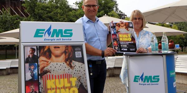 Frank Sieweck, Pressesprecher EMS, und Sibylle Schulz, Betriebsleiterin Solepark, präsentieren das EMS Kultkino. © Stadt Schönebeck (Elbe) Frank Sieweck, Pressesprecher EMS, und Sibylle Schulz, Betriebsleiterin Solepark, präsentieren das EMS Kultkino.