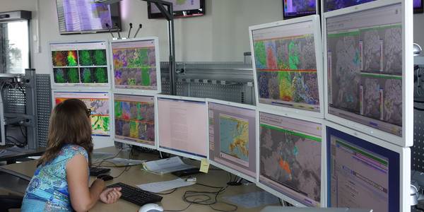 Aktuelle Wettermeldungen, Computervorhersagen für die nächsten zehn Tage und viel persönliche Erfahrung sind Grundlagen amtlicher Wetterwarnungen des DWD © DWD https://www.dwd.de/DE/presse/pressebilder/taetigkeiten_node.html