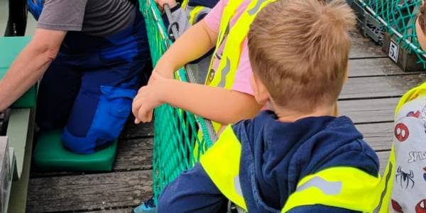Kinder der Kita durften auf der Lore mitfahren.