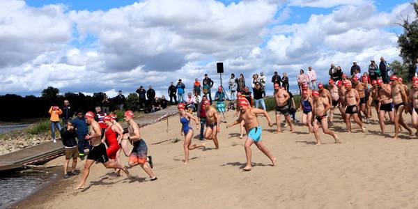 Auftakt zum Durchschwimmen der Elbe.