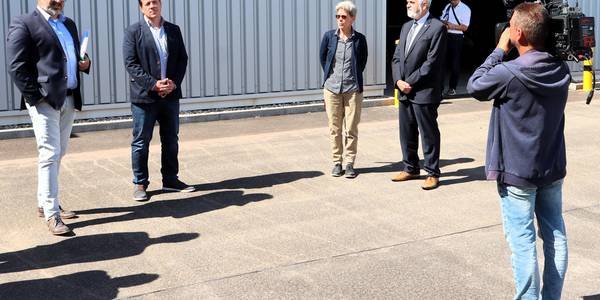 Besichtigung der Lagerhalle (v.l.): Projektleiter Alexander Sondej, Flussbereichsleiter Thomas Holbe, LHW-Direktorin Martina Große-Sudhues und Wirtschaftsminister Prof. Dr. Armin Willingmann.