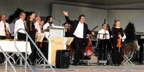 Jan-Michael Horstmann (M.) und das Orchester der Mitteldeutschen Kammerphilharmonie gestalten die Preisverleihung musikalisch und spielen im Anschluss ein Konzert. © Stadt Schönebeck (Elbe) orchester1