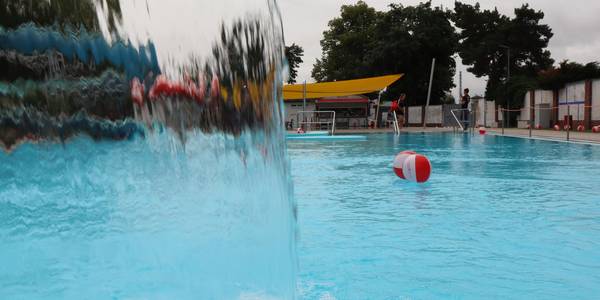 Das Freibad hat nur noch am Freitag geöffnet. © Stadt Schönebeck (Elbe) Ein Wasserball schwimmt vor einem kleinen Wasserfall im Nichtschwimmerbecken.