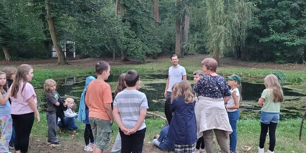 Schüler der 4. Klasse der Ludwig-Schneider-Schule mit dem NABU am Schmetterlingsteich.