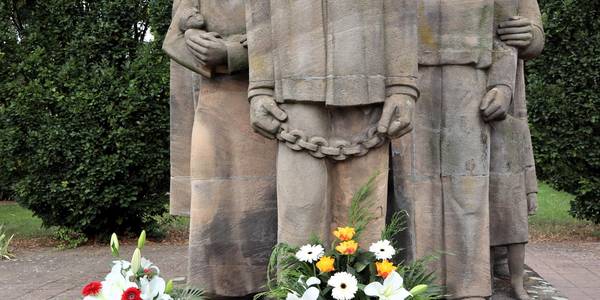 Kränze vor dem Mahnmal Nicolaistraße.