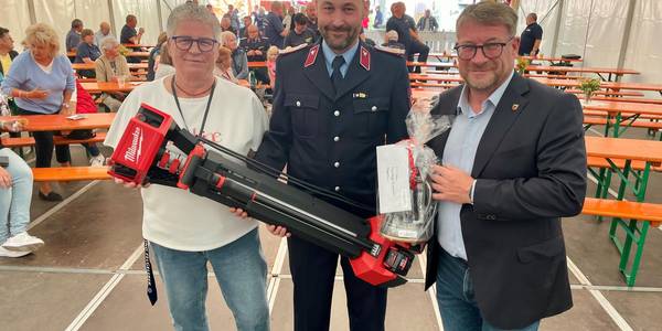 Brigitte Horn (Förderverein) und Oberbürgermeister Bert Knoblauch (r.) gratulierten Stadtteilwehrleiter Martin Glaser.