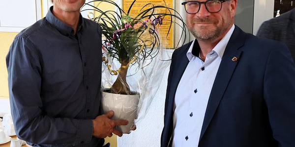 Oberbürgermeister Bert Knoblauch (r.) gratulierte Projektleiter Stefan Assig zur Eröffnung des Sozialcafés.