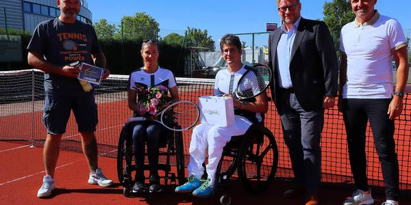 Peggy Blanke mit ihren Trainern und Oberbürgermeister Bert Knoblauch (2.v.r.).