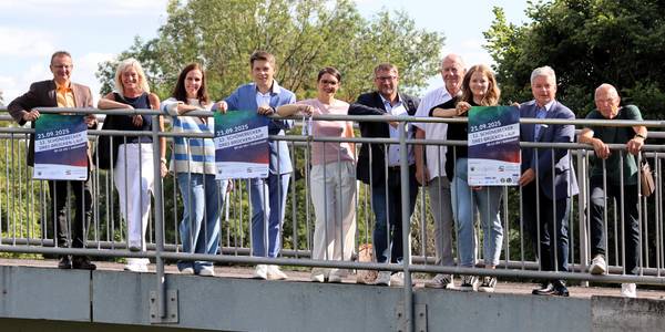Organisatoren und Sponsoren des Dreibrückenlaufs (v.l.): Uwe Scholz (Union 1861 Schönebeck), Constanze Pohlan (Sachgebiet Kultur und Sport), Susanne Hofmann (Solepark), Matthias Goldschmidt (WBG), Julia Teige (Stadtwerke), Bert Knoblauch (Oberbürgermeister), Hans Weber (Union 1861), Sarah Düsterhöft (SWB), Stefan König (Salzlandsparkasse) und Martin Hennig (Elbuferförderverein). © Stadt Schönebeck (Elbe) Organisatoren und Sponsoren des Dreibrückenlaufs (v.l.): Uwe Scholz (Union 1861 Schönebeck), Constanze Pohlan (Sachgebiet Kultur und Sport), Susanne Hofmann (Solepark), Matthias Goldschmidt (WBG), Julia Teige (Stadtwerke), Bert Knoblauch (Oberbürgermeister), Hans Weber (Union 1861), Sarah Düsterhöft (SWB), Stefan König (Salzlandsparkasse) und Martin Hennig (Elbuferförderverein).