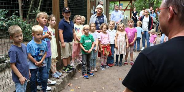 Carola Dinse von der Stadtverwaltung übergibt den Kindern die Patenschaftsurkunde. © Stadt Schönebeck (Elbe) Carola Dinse übergibt den Kindern die Patenschaftsurkunde.