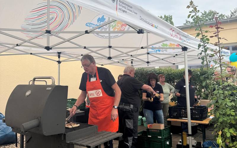 15 fleißige Helfer bei der Versorgung