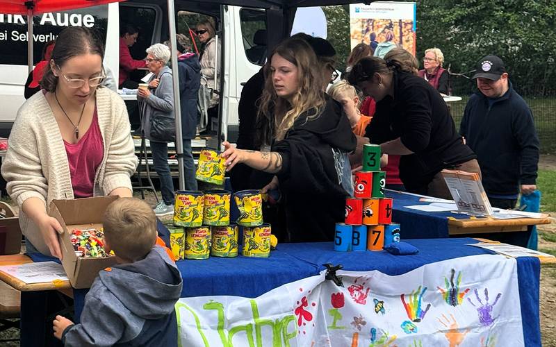 7 Ballwerfen am Stand der Montessori Schule