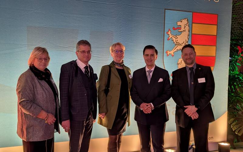 Im Auftrag des Oberbürgermeisters der Stadt Schönebeck (Elbe) nahmen Markus Baudisch, Vorsitzender des Städtepartnerschaftsvereins Schönebeck e. V., sowie Vorstandsmitglied Matthias Zander gemeinsam mit Katja Haggeney-Burmann, der Vorsitzenden des Städtepartnerschaftsvereins Garbsen, am Neujahrsempfang der Partnerstadt Garbsen teil.