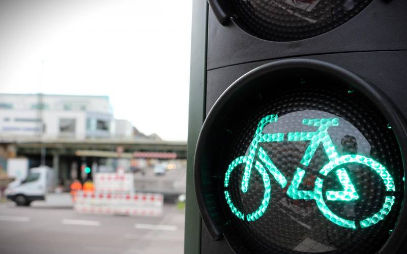 Radfahrampel und Bahnbrückental.