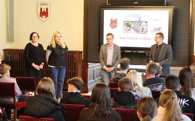 Internationaler Schüleraustausch im Rathaus empfangen
