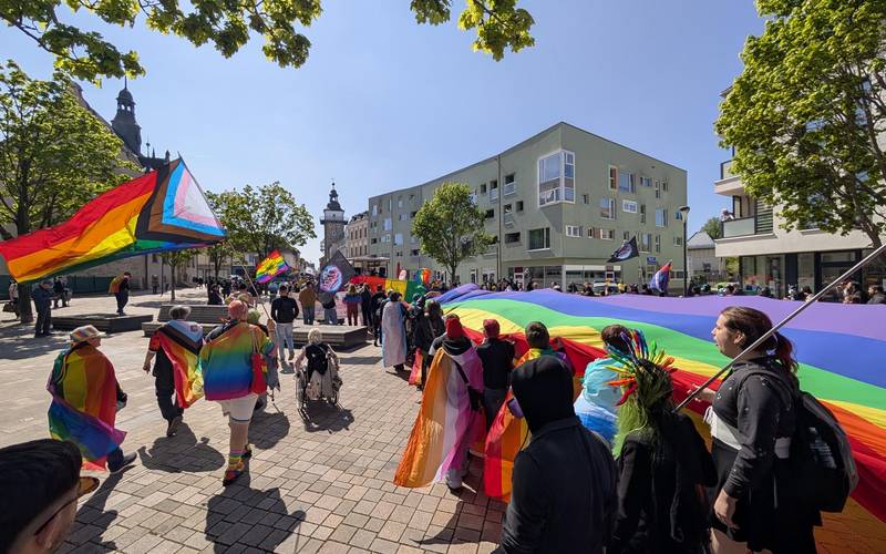 Regenbogenfahnen wehen in Schönebeck