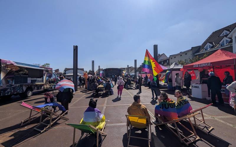 Regenbogenfahnen wehen in Schönebeck