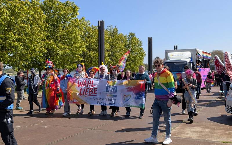 Regenbogenfahnen wehen in Schönebeck