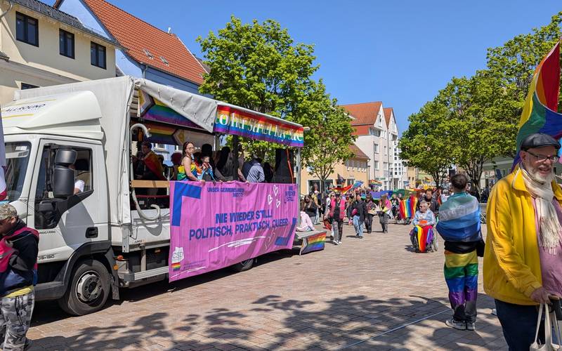 Regenbogenfahnen wehen in Schönebeck