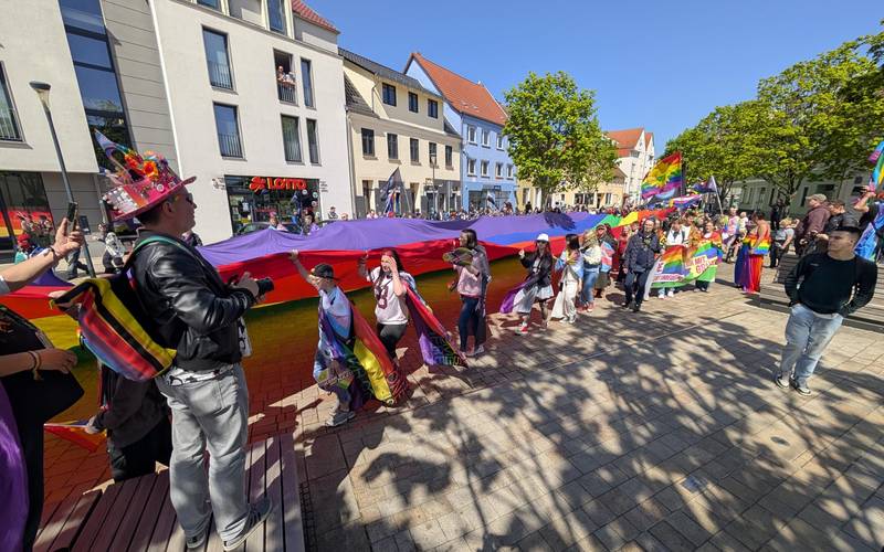 Regenbogenfahnen wehen in Schönebeck