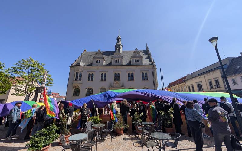 Regenbogenfahnen wehen in Schönebeck