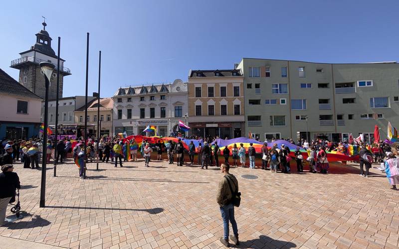 Regenbogenfahnen wehen in Schönebeck