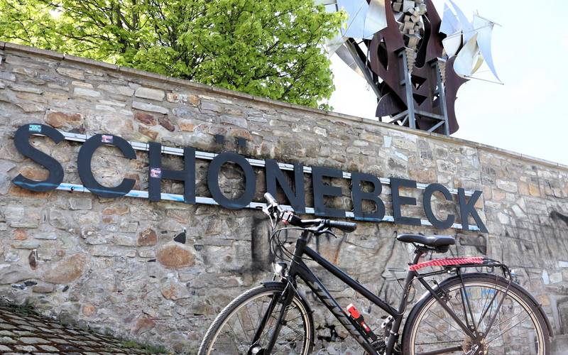 Fahrrad vor Schriftzug Schönebeck und Salzblume.