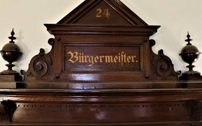 Schriftzug Bürgermeister Büro alt