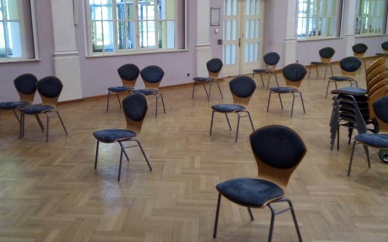 Dr. Tolberg-Saal mit Stühlen leer