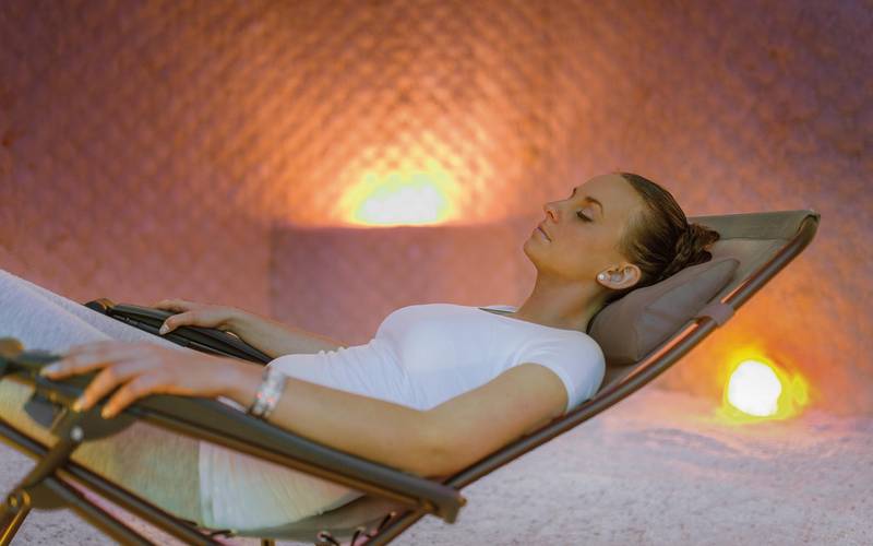 Relaxen in der Totes Meer-Salzgrotte