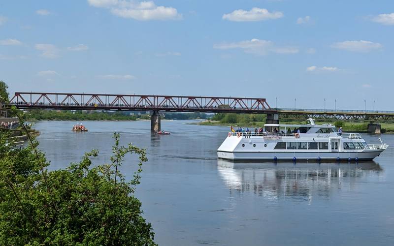 Schiff auf der Elbe