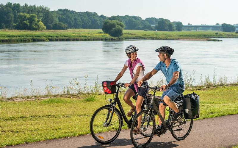 Radfahrer an der Elbe