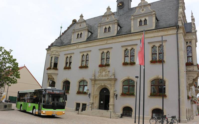 Bus vor dem Rathaus