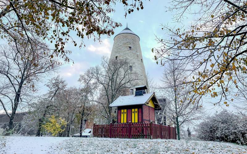 Kunsthof Soleturm mit Hexenhaus im Winter