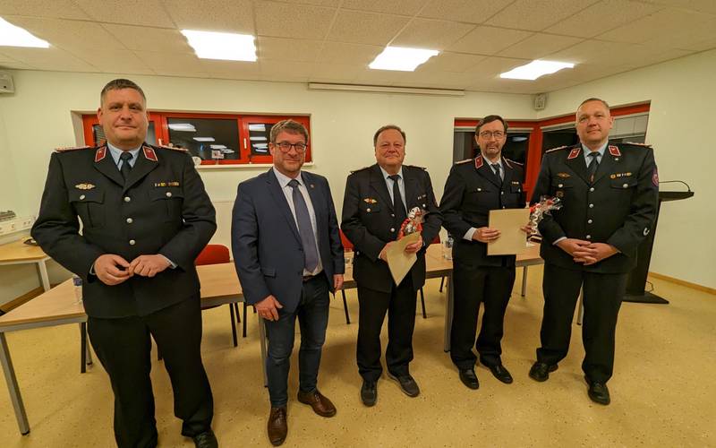 Belobigung OB (Jugendfeuerwehr und Repräsentant der Traditionsgruppe)