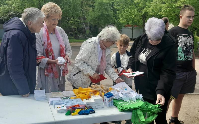 4 am Fühl Stand des BSVSA waren auch Springseile Tischtennisbälle Frisbeescheiben von Demokratie leben erhältlich