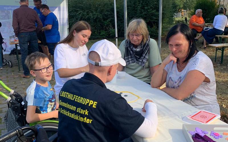 Fingerfertigkeit mit Interessierten