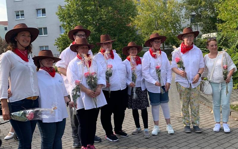 Blumen für die Mitglieder der cjd Tanzgruppe