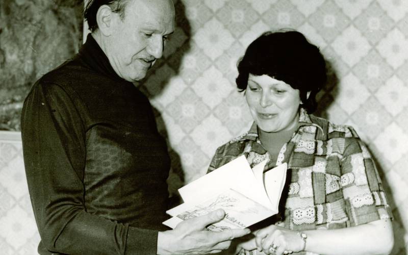 Der Schriftsteller Franz Fühmann mit der stellvertretenden Leiterin Frau Marlies Heinek, ca. 1975. Foto Stadtbibliothek Schönebeck (Elbe)