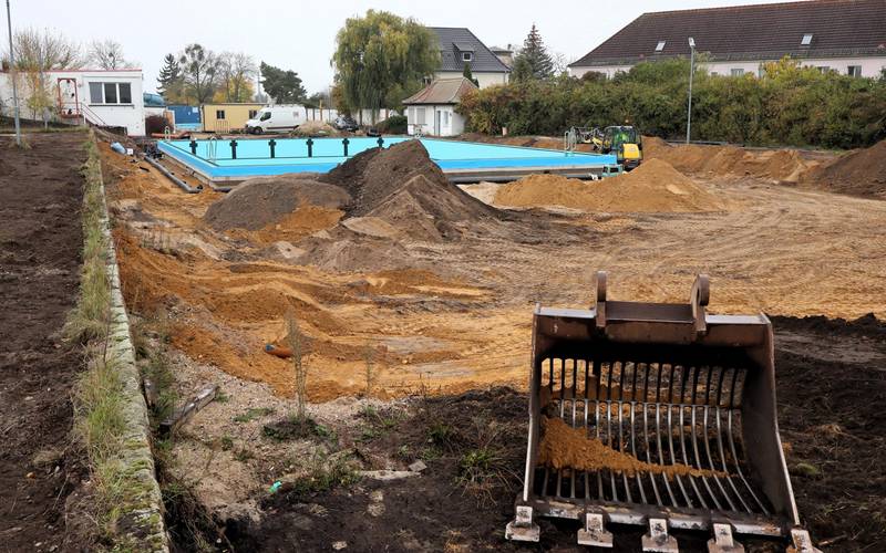 Schwimmbecken und Außenbereich