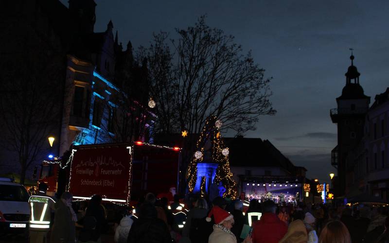 Zusammen untern Weihnachtsbaum