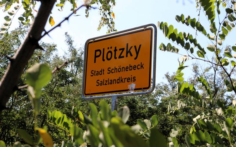 Ortsschild der Ortschaft Plötzky.