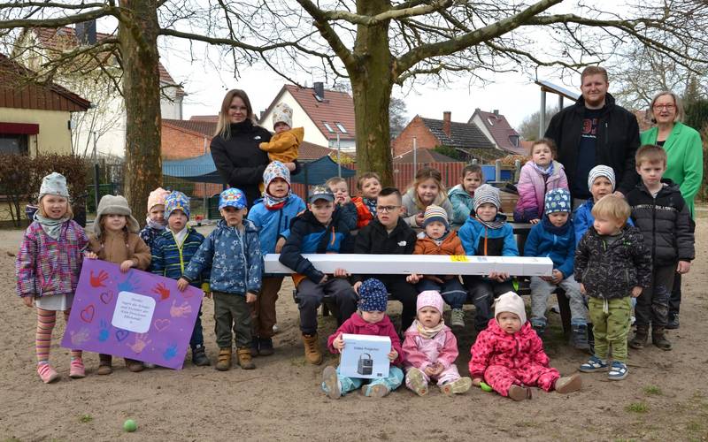 Kinder der Kita Pretzien nahmen einen Beamer und eine Leinwand als Spende entgegen. Diese waren beim lebendigen Adventskalender gesammelt worden.